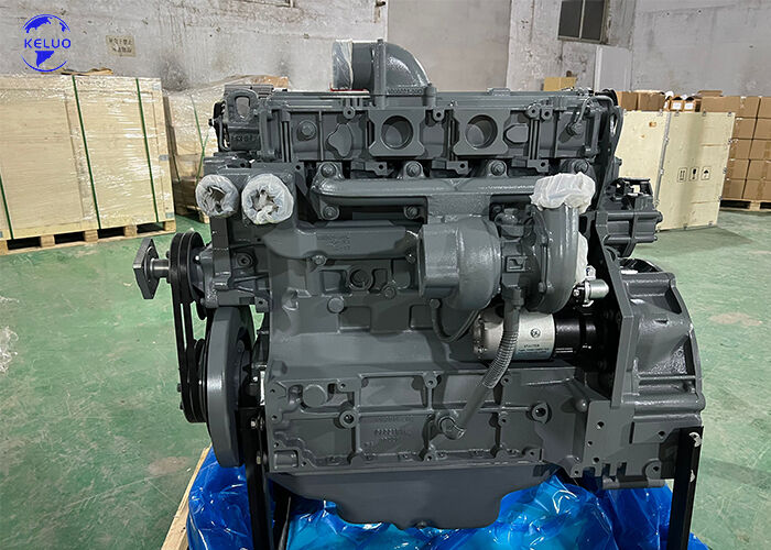 Chłodzony wodą, 4-suwowy silnik wysokoprężny Deutz BF4M1013EC/FC (seria 1013) do zastosowań w budownictwie, agregatach prądotwórczych i przemyśle morskim.